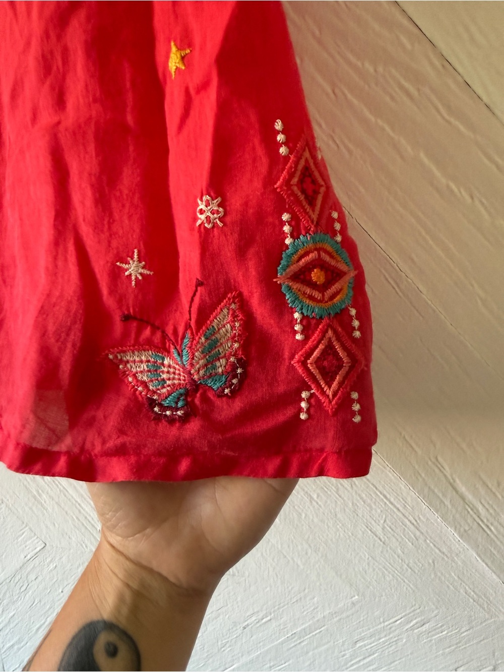 Johnny Was Embroidered Red Sleeveless V-Neck Tank - Picture 4 of 6